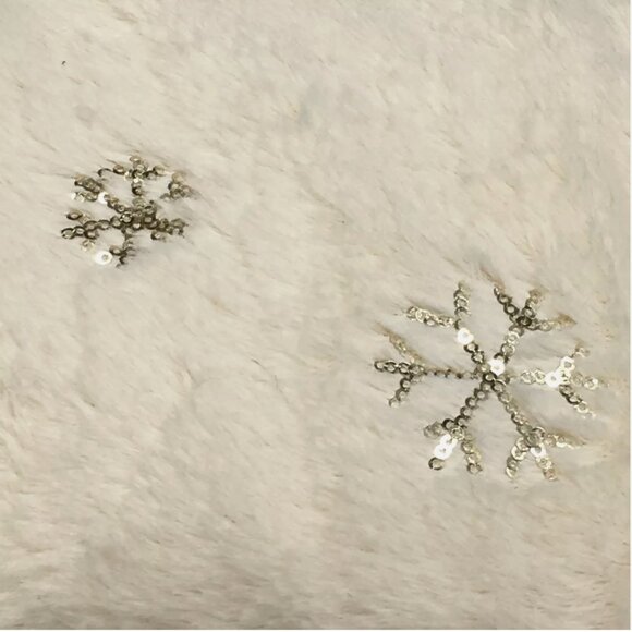 NEW THRO Gold Sequins Snowflakes Ivory Faux Fur Throw Blanket Christmas Holidays - Picture 5 of 8